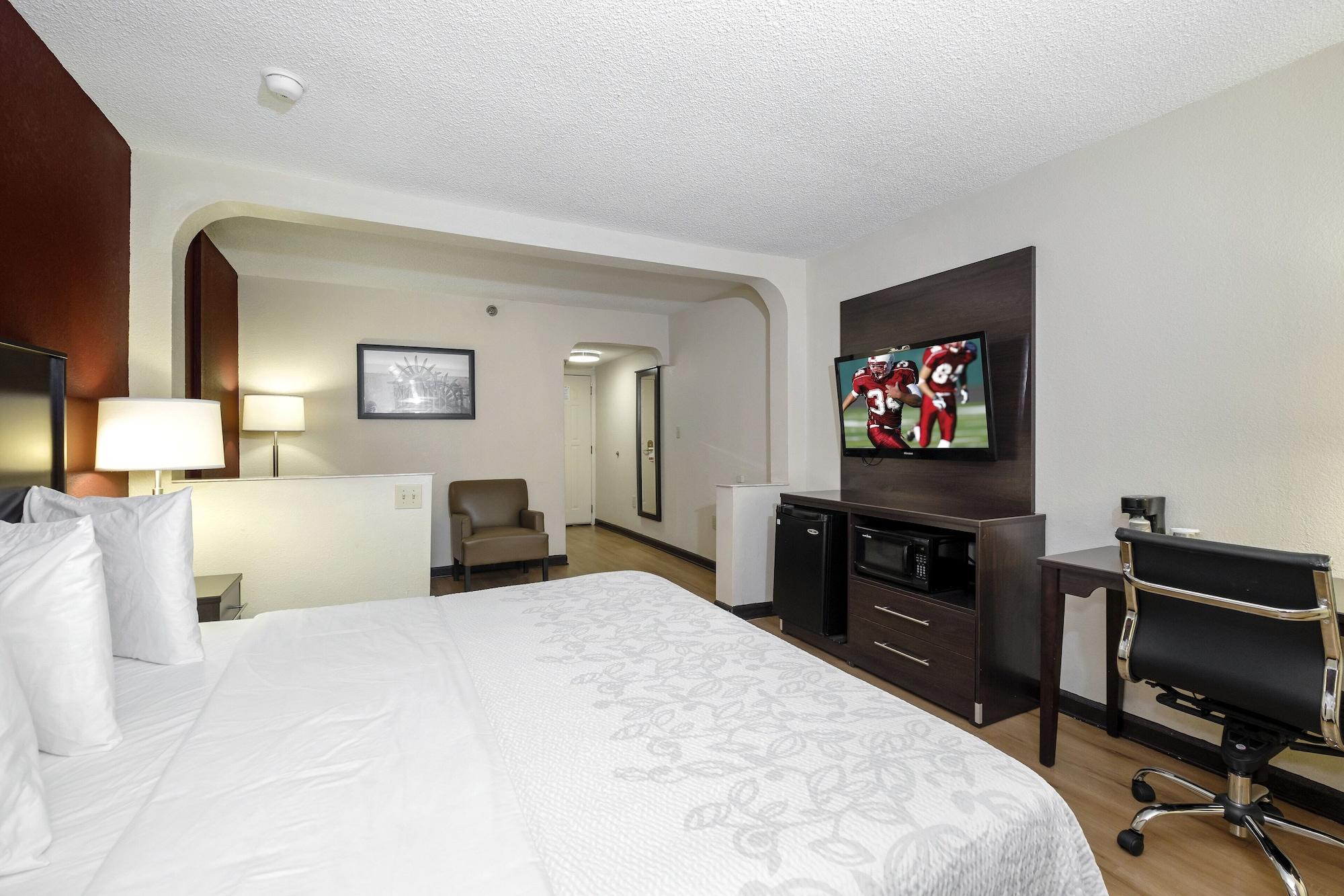 Red Roof Inn Plus+ & Suites Opelika Exterior photo