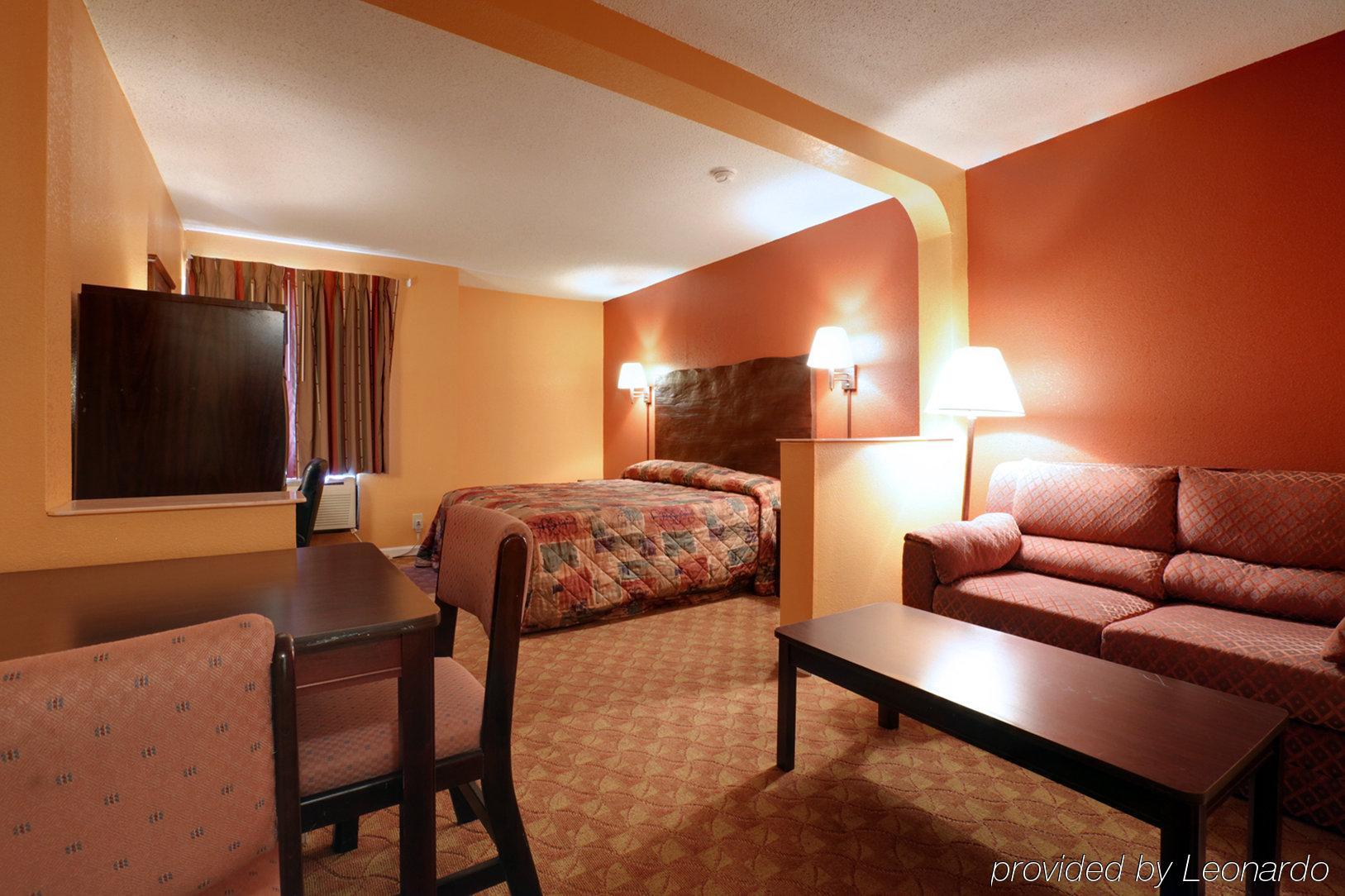 Red Roof Inn Plus+ & Suites Opelika Room photo