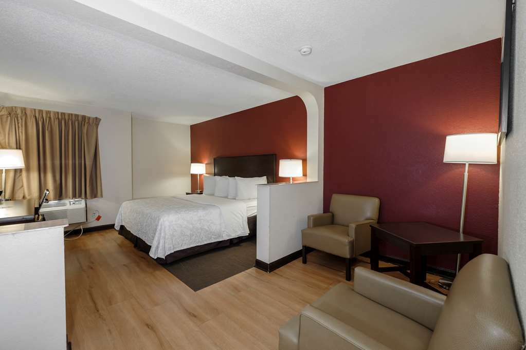 Red Roof Inn Plus+ & Suites Opelika Room photo