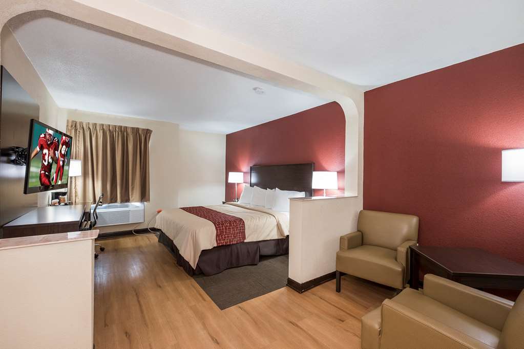 Red Roof Inn Plus+ & Suites Opelika Room photo